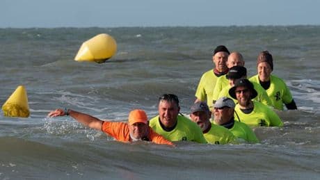 Beim Meerwasserwandern vor Dünkirchen ist der Lachmuskelkater garantiert