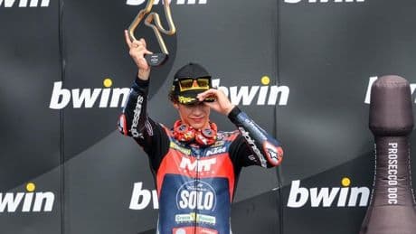 Ángel Piqueras gana en Moto3 y sigue soñando con el título