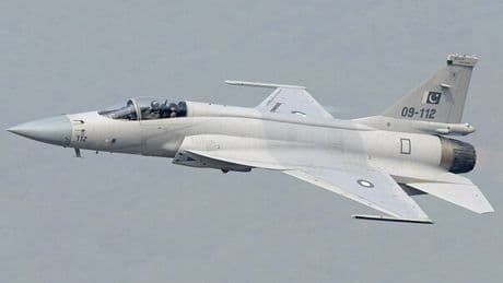 Il caccia cinese J-10 abbatte un jet Rafale francese, il Pakistan il primo Paese a utilizzarlo (e ora spaventa il mondo)