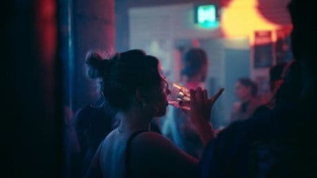 Tatuaggio temporaneo in grado di rivelare in un secondo la droga nel drink: come funziona il prodotto creato da un team di ricerca coreano
