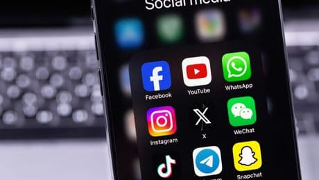 «Il s’agit de protéger nos enfants» : en Nouvelle-Zélande, le Premier ministre veut interdire les réseaux sociaux aux moins de 16 ans