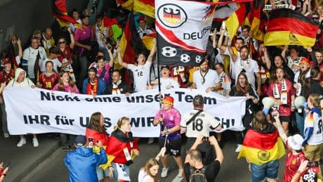 Fans zeigen bei Frauen-EM, was Männerfußball dringend lernen muss