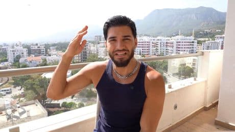 „Ich könnte jetzt lügen“ - Warum Skandal-YouTuber ApoRed jetzt kellnert