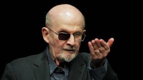 El atacante que asestó una docena de puñaladas al escritor Salman Rushdie, condenado a 25 años de cárcel