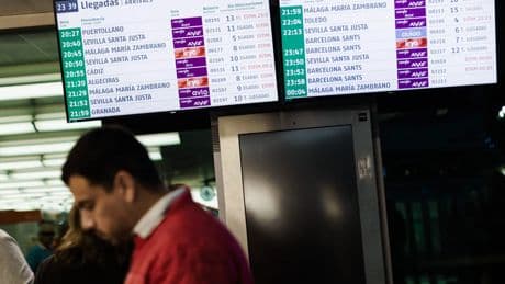 Caos en el AVE tras el &quot;grave sabotaje&quot; por el robo de cable: 10.000 viajeros varados y 30 trenes afectados
