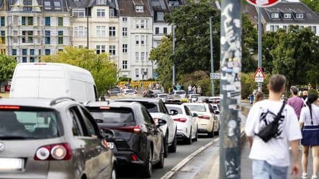 Erstes Kirmes-Wochenende in Düsseldorf: Anwohner klagen über „Verkehrschaos“ – funktioniert das Konzept der Stadt?