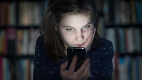 Europa baja la guardia: los menores quedarán expuestos en Internet si las redes sociales retiran el control de edad