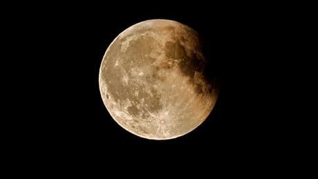 Total lunar eclipse ‘blood moon’ pictured from UK