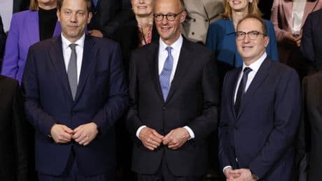 Fragilisé par une élection chaotique, le chancelier allemand à Paris puis Varsovie