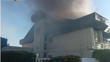 Desalojan a 40 personas de una residencia por un incendio en Barbastro: una casa está en llamas