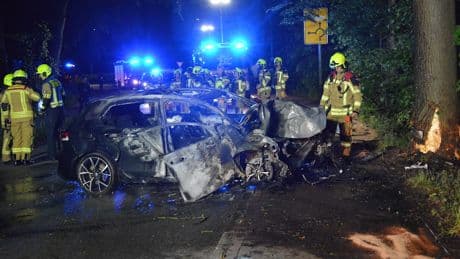 Tödliches Unglück auf der Landstraße - Mensch verbrennt in 333-PS-Golf