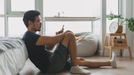 «De Tinder à TikTok, les plateformes en ligne organisent la solitude pour en capter les bénéfices»