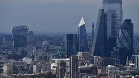"Numéro 1 d'ici 2035": le Royaume-Uni promet de déréguler la finance pour relancer la City