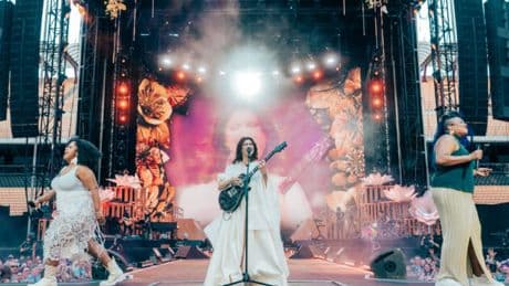 Elisa dea della natura a Milano abbracciata da Giorgia, Jovanotti, Giuliano Sangiorgi e Cesare Cremonini: una festa tra amici immersi nel bosco per cantare le hit