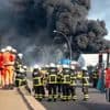 Druckbehälter in Lagerhalle explodiert: Knapp 300 Einsatzkräfte bekämpfen Feuer im Hamburger Hafen