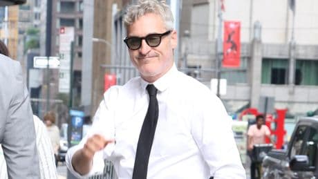 Joaquin Phoenix pide perdón por &quot;una de las peores noches de su vida&quot; en directo