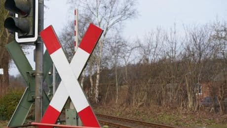 Bahnübergang defekt: Bahnschranke in Lübeck defekt: Unfallflucht-Ermittlungen