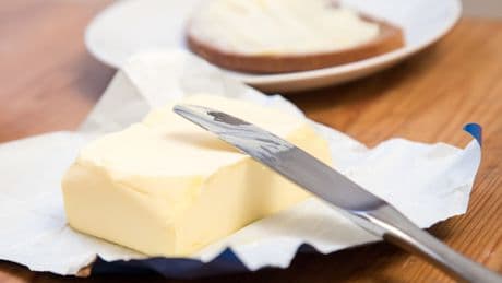 Genialer Trick mit einem Glas: So bekommen Sie harte Butter in wenigen Minuten weich