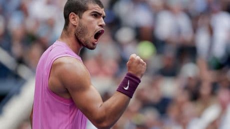 Djokovic ya no puede con Carlos Alcaraz: el español arrasa y llega a la final