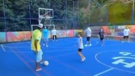 Lamine se anima a una pachanga en una favela de Brasil