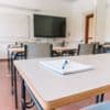 Nu wél celstraf en beroepsverbod voor docent die zich in klaslokaal oraal liet bevredigen