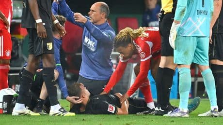 Böser Crash mit Bayerns Boey - Neue Details! So geht es dem Augsburg-Profi