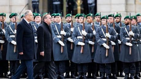 Landesregierung: Abschied von Weil: Bundeswehr spielt Serenade