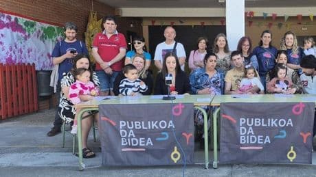 «Nos mandan a otros colegios cuando hay plazas de sobra en la escuela pública»
