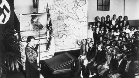 80 Jahre Kriegsende: Untertänig bis in den Tod: Geschichte einer Mitläuferin