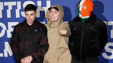 Un miembro de la banda irlandesa Kneecap comparece ante la Justicia acusado de terrorismo