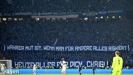 Die Geschichte dahinter - Plakate für Ultra-Held, der den Bielefed-Attentäter stoppte