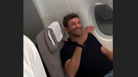 Flug nach Vancouver - BILD-Reporter bringt Müller zum Lachen