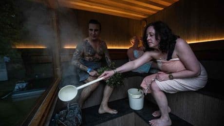 Le sauna public, nouvel espace de détente qui concurrence les pubs britanniques