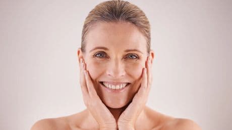 El hábito que debes cambiar para cuidar la piel a partir de los 40 años, según los dermatólogos