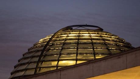 Erinnert an Busen – Reichstagskuppel muss gesprengt werden