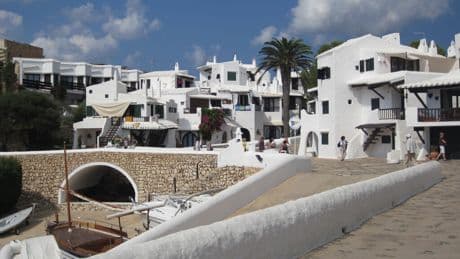 España tiene su propia Mykonos. Y comparte con la ella algo más que la costa y las casas encaladas: el turismo masivo