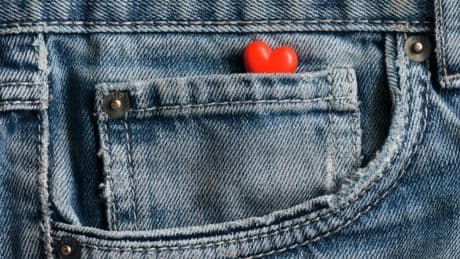 El detalle poco conocido de los vaqueros: para qué sirven estos botones metálicos