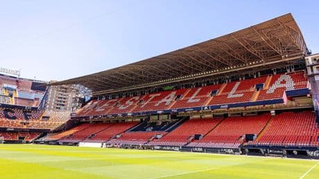 Tres aficionados del Valencia CF a juicio acusados de acosar en redes sociales a su director general, Javier Solís