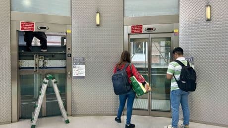 «De seis ascensores solo funciona uno en Miribilla desde hace meses, es un horror»