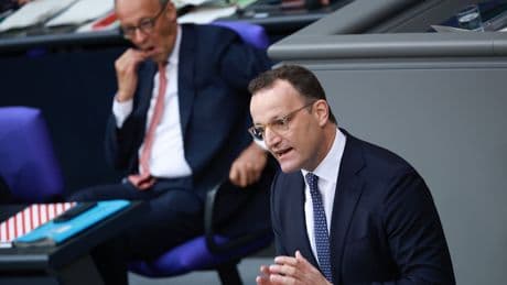 Fraktionschef: Entscheidung „vertretbar“ - Kühle Spahn-Sätze zu Merz’ Waffen-Wende