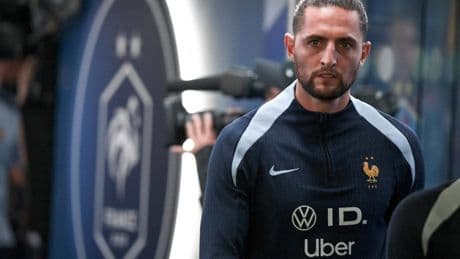 Na ’ordinaire caféruzie’ in kleedkamer: kemphanen Adrien Rabiot en Jonathan Rowe treffen elkaar bij pikant duel AC Milan-Bologna