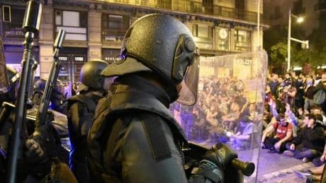 Un juzgado amnistía a 13 agentes de Policía Nacional acusados de maltratar a una detenida en las protestas del 2019