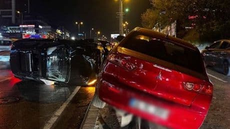 Esenyurt'ta 3 otomobil çarpıştı: 2 yaralı