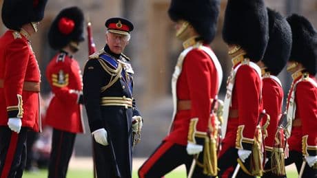 „Trooping the Colour“ - König Charles feiert mit einem Moment der Stille