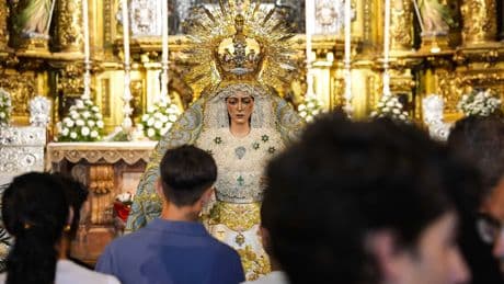 Máxima expectación y tensión ante el cabildo de la Macarena, que decidirá si se interviene de nuevo el rostro de la Virgen