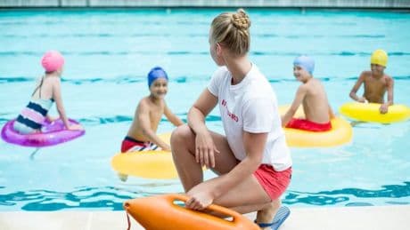 Lebenswichtig: Darum die Farbe der Badekleidung bei Kindern entscheidend