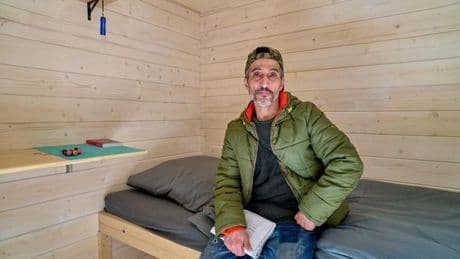 Tiny House: Wie dieser Tänzer der Obdachlosigkeit entflieht