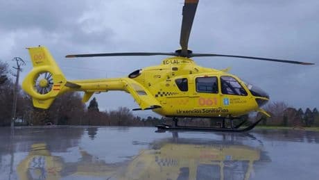 Trasladado en helicóptero un mecánico tras caerle encima la puerta de un bus