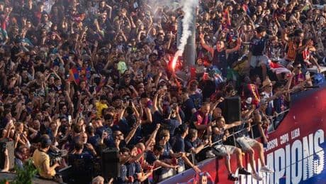 Locura por el Barça campeón en las calles de Barcelona en una rúa multitudinaria