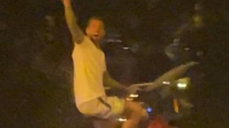 Iñigo Martínez, Dani Olmo, Pedri y Eric García cogen la bicicleta para visitar a Ferrán en el hospital